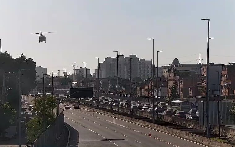 Trânsito ficou completamente parado para pouso do helicópeto na Linha Amarela