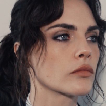 Cara Delevingne revela conselho de Taylor Swift para carreira musical