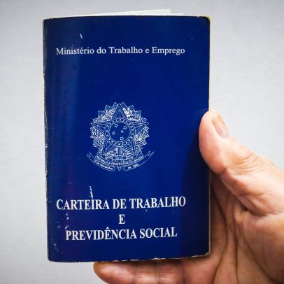 Oito em cada dez brasileiros buscam emprego com carteira assinada