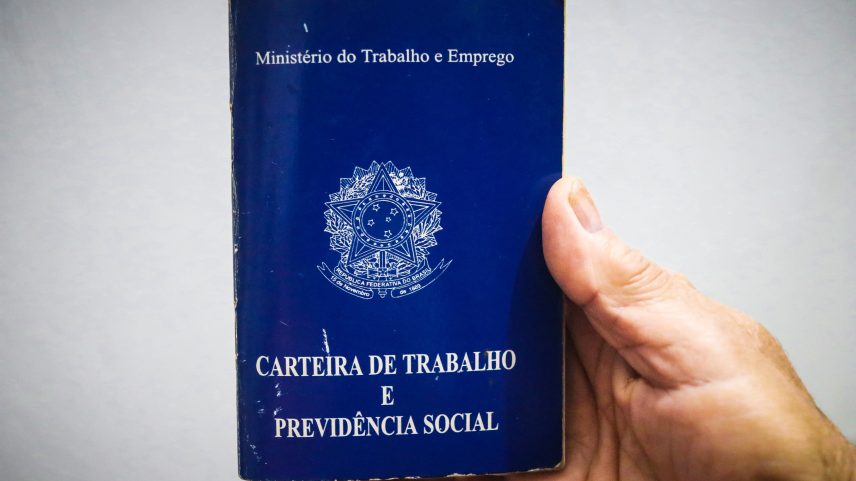A CLT garante direitos como carteira assinada, férias remuneradas e 13º salário