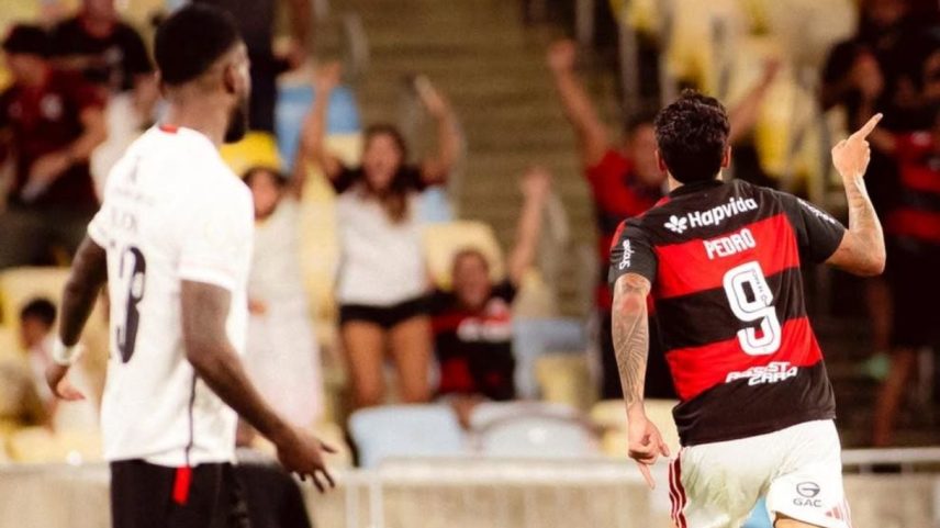Pedro comemora gol na vitória de 2 a 1 do Flamengo sobre o Vitória na partida de ida