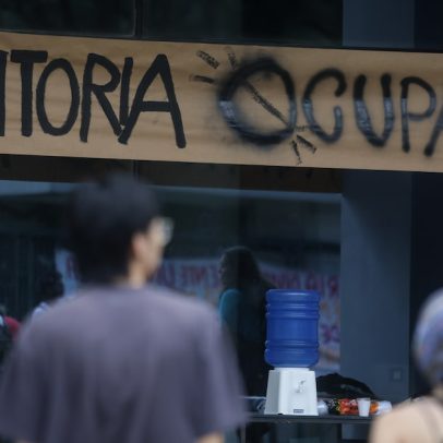 Estudantes ocupam reitoria da USP após invasão e derrubamento de portões