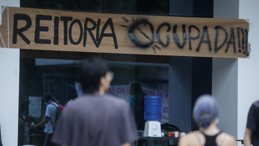 Estudantes que participam da greve da Universidade de São Paulo derrubaram um portão e ocuparam, a reitoria da instituição.