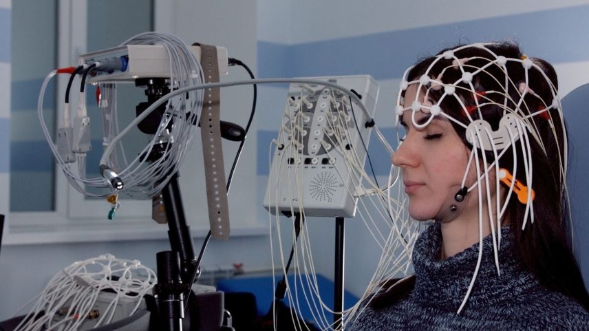 EEG identifica sinais precoces de demência cerebral. (Foto: Getty Images via Canva)