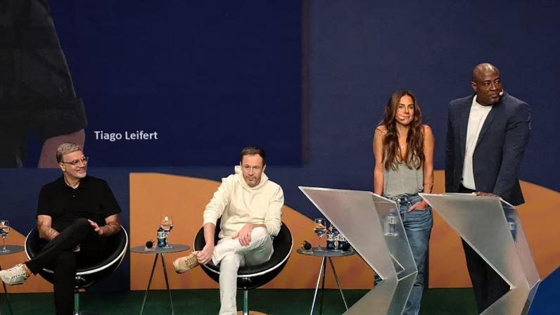 Mauro Beting, Tiago Leifert, Carol Barcellos e Wallace Neguerê durante apresentação da equipe da SBT na Copa do Mundo.