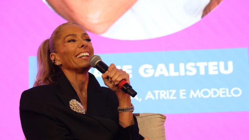 Adriane Galisteu contou que não falou sobre os sintomas do climatério nem para o marido, Alexandre.
