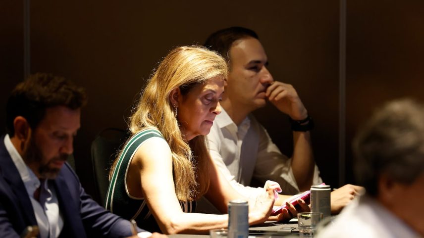 Leila Pereira, presidente do Palmeiras, durante reunião com cartolas e dirigentes da CBF