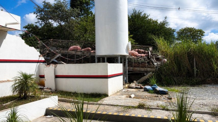 Apesar do impacto, ninguém que estava no anexo atingido ficou ferido