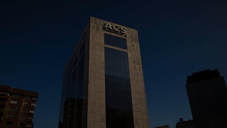 O logotipo da ACS (Actividades de Construcción y Servicios SA) é exibido do lado de fora da sede da empresa em Madri, Espanha, na quinta-feira, 15 de março de 2018.