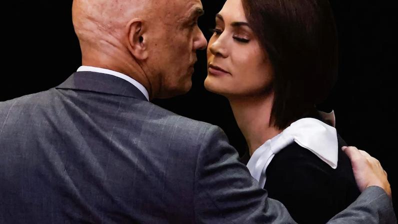 Ministro Alexandre de Moraes, do STF, e ex-primeira-dama Michelle Bolsonaro na cerimônia de posse do ministro Kassio Nunes Marques na presidência do TSE