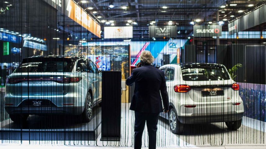 Veículo elétrico da chinesa Leapmotor, à direita. Foto: Nathan Laine/Bloomberg