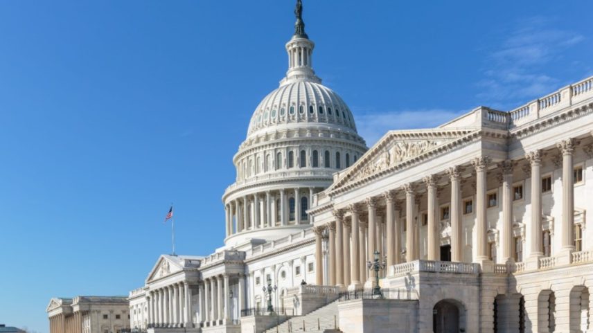 Prédio do Capitólio, onde fica Câmara dos Representantes e Senado nos EUA (Imagem: Shutterstock)