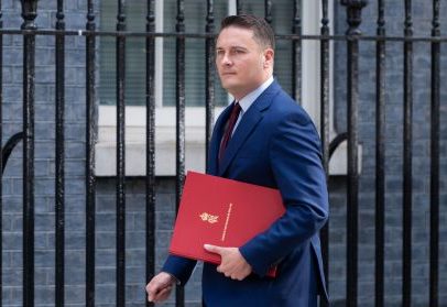 Secretário de Saúde britânico renuncia, aumentando pressão sobre o premiê