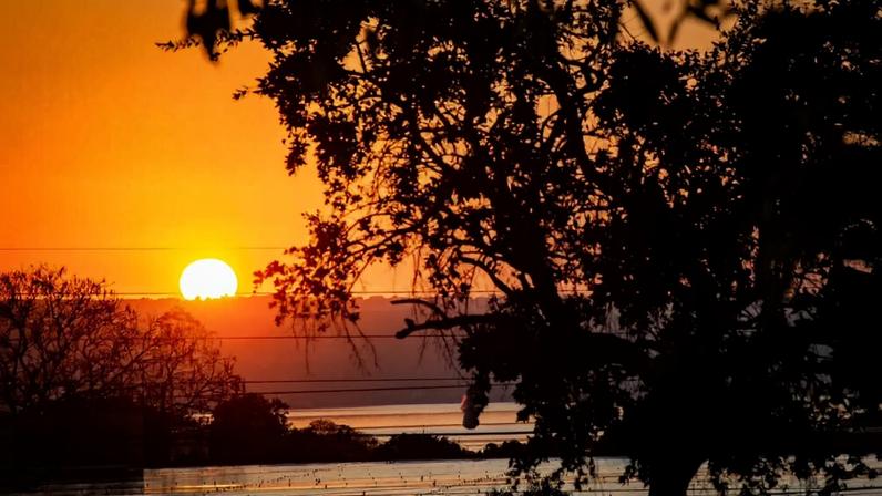 Imagem colorida do nascer do Sol em Brasília em meio a onda de calor - Metrópoles