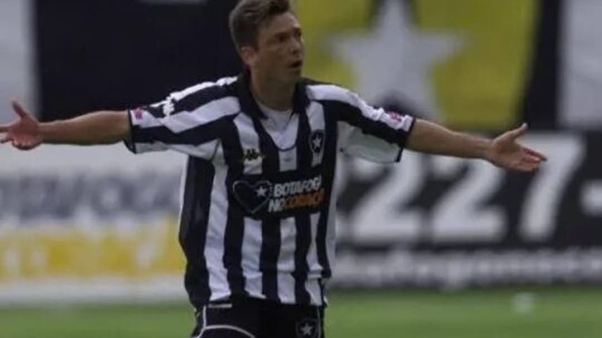Alex Alves comemora um de seus gols na vitória do Botafogo sobre o Corinthians por 3 a 1; o centroavante foi o grande nome da partida válida pela segunda rodada do Campeonato Brasileiro de 2005.
