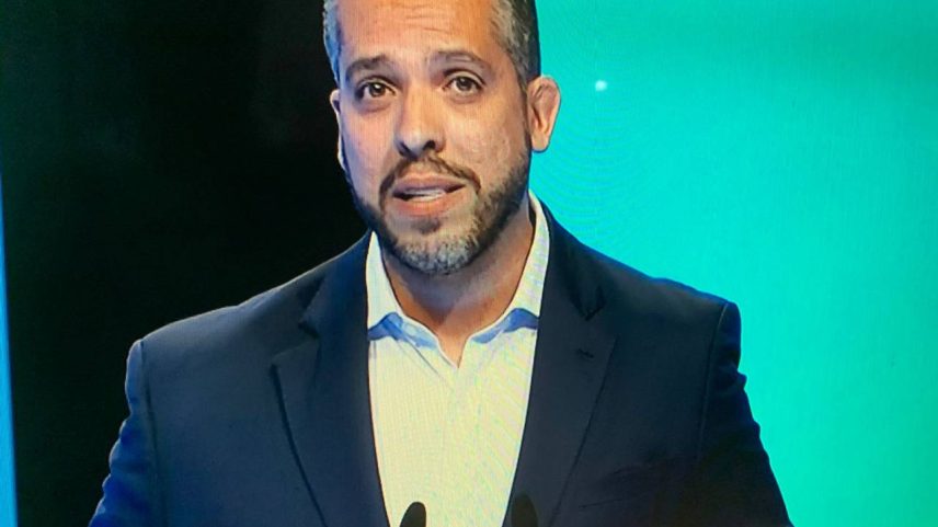 Rodrigo Amorim durante debate na TV Globo entre candidatos à Prefeitura do Rio
