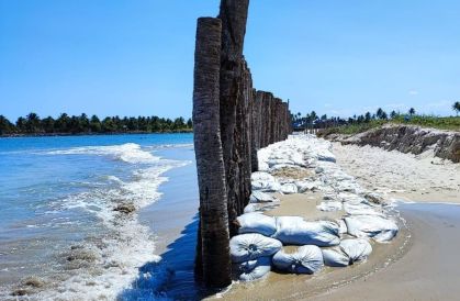 Muro construído em praia de Pernambuco
