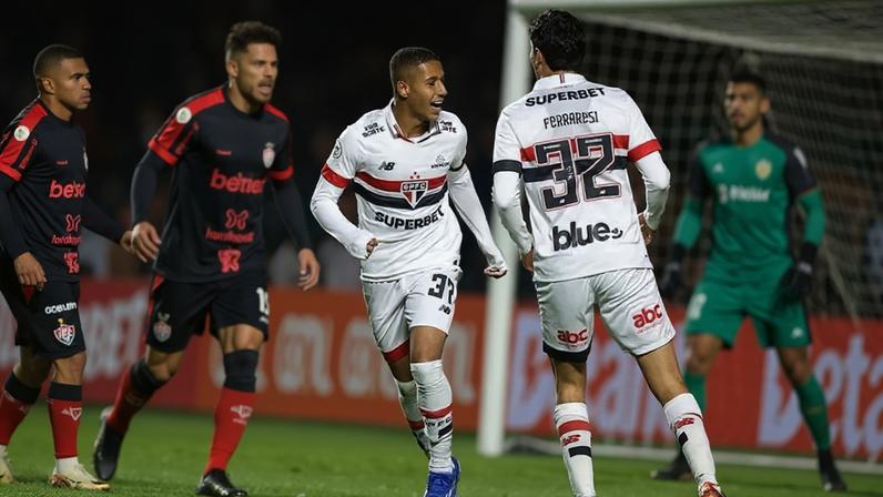 Henrique Carmo estreou pelo profissional do São Paulo contra o Vitória no Brasileirão