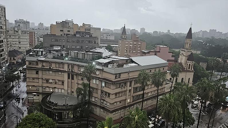 Hospital de Pronto Socorro de Porto Alegre sofreu alagamento por conta da ventania e do volume de água.