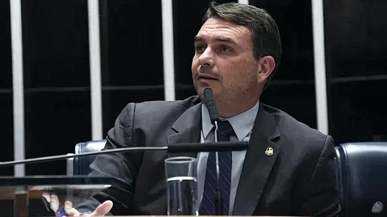 O senador e pré-candidato a presidência Flávio Bolsonaro
