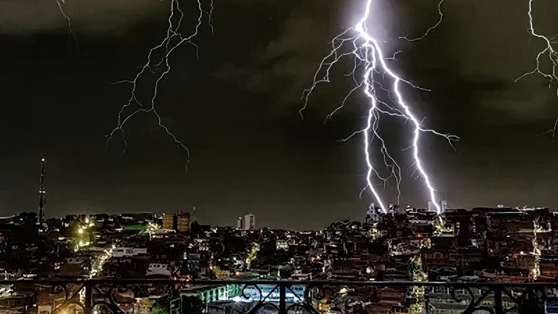 Rio é registrado em Salvador durante chuva em março de 2026