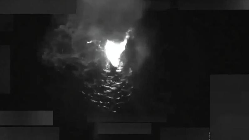 Imagens divulgadas pelo Southcom mostram momento em que militares americanos bombardeiam dois navios no leste do Pacífico