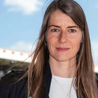 Marie-Louise Eta é a primeira treinadora de clube na elite do futebol europeu