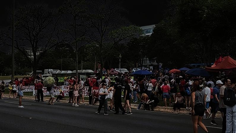 Manifestantes se reúnem no Eixo Rodoviário de Brasília nesta sexta-feira (1º)