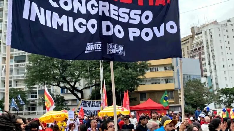 Manifestantes participam de ato da esquerda relativo ao 1º de Maio na Praça Roosevelt, em São Paulo