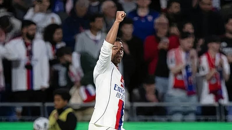 Endrick comemora gol pelo Lyon