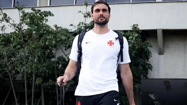 Goleiro Daniel Fuzato em embarque da delegação do Vasco para o Chile (Foto: Dikrah Sahagian/Vasco)