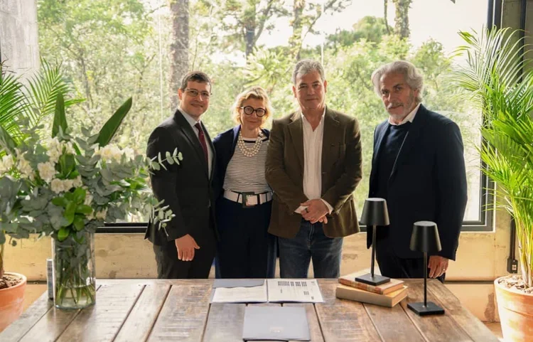 Carlos Pedrotti, gerente médico do Einstein Hospital Israelita; Barbara Muckermann, CEO da Kempinski Group; José Ernesto Marino Neto, sócio gestor do Kempinski Laje de Pedra; e José Paim, sócio do Kempinski Laje de Pedra, durante a assinatura do contrato (Luca Defferrari, divuvlgação Laje de Pedra/Divulgação)