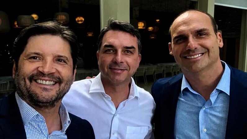 André do Prado ao lado de Flávio e Eduardo Bolsonaro