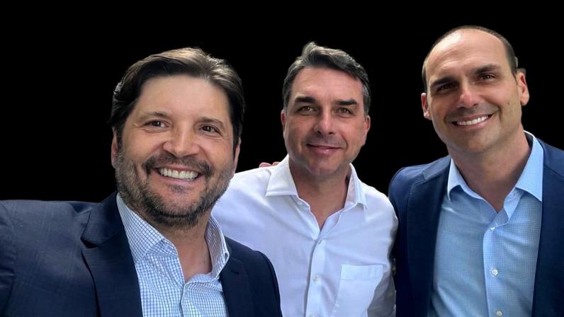 André do Prado ao lado de Flávio e Eduardo Bolsonaro
