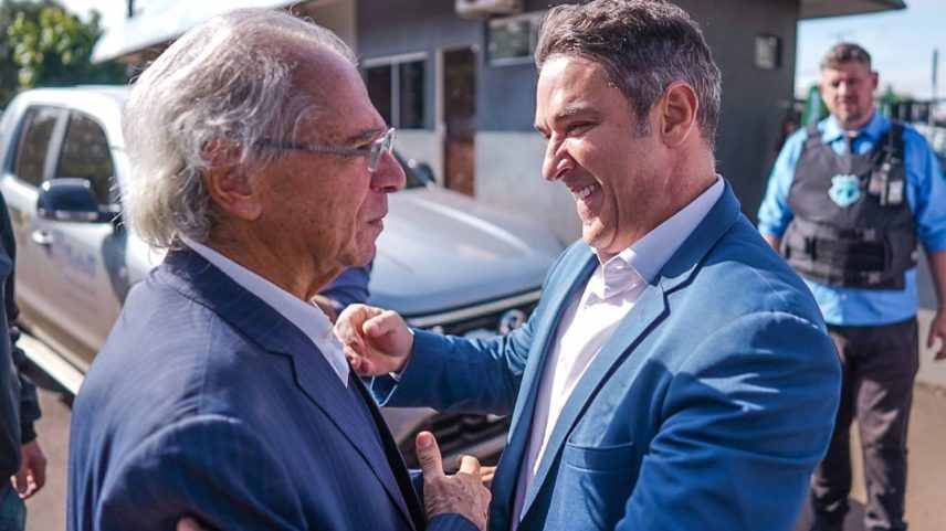 O ex-ministro foi recepcionado por Zucco na chegada à feira, quando conversaram sobre a elaboração das propostas para o Rio Grande do Sul na área econômica (Mateus Raugust/Divulgação)