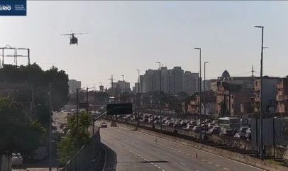 Acidente entre moto e caminhão interrompe Linha Amarela no Rio