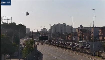 Helicóptero dos Corpo de Bombeiros realiza pouso na Linha Amarela, em Inhaúma, durante operação de resgate após colisão no sentido Barra da Tijuca.