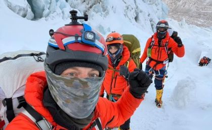 Brasileiros antes de passarem pela queda de um bloco de gelo no Everest