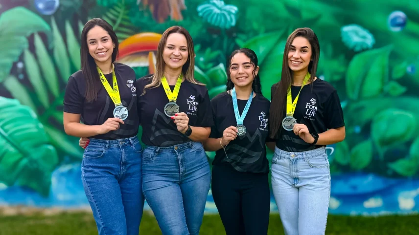 Corredores participam da Maratona Internacional do Paraná na recém-inaugurada Ponte de Guaratuba, com hidratação garantida pela Font Life durante o evento. (Foto: Divulgação)