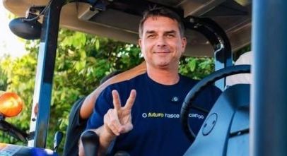 Flávio Bolsonaro usa camisetas com mensagens em pré-campanha