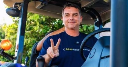 Flávio Bolsonaro passou a usar camisetas com frases para mandar recados ao longo da agenda de pré-campanha à Presidência da República