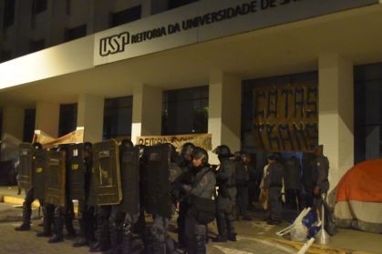 Policiais Militares retiraram estudantes que ocupavam o prédio da Reitoria da USP na madrugada deste domingo (10)