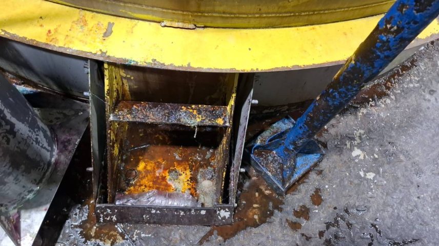 Irregularidades: em inspeção, agentes da vigilância sanitária encontraram falhas no sistema de controle de qualidade e de microrganismo; imagens mostram equipamentos com corrosão em fábrica em Amparo (SP) (Reprodução/Reprodução)