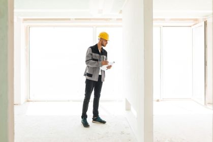 Pisos, revestimentos, pintura e instalações influenciam diretamente conforto, manutenção e durabilidade de um apartamento novo
