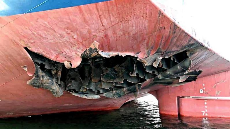 Casco do cargueiro HMM Namu foi atingido por explosões causadas por objetos aéreos não identificados em 4 de maio