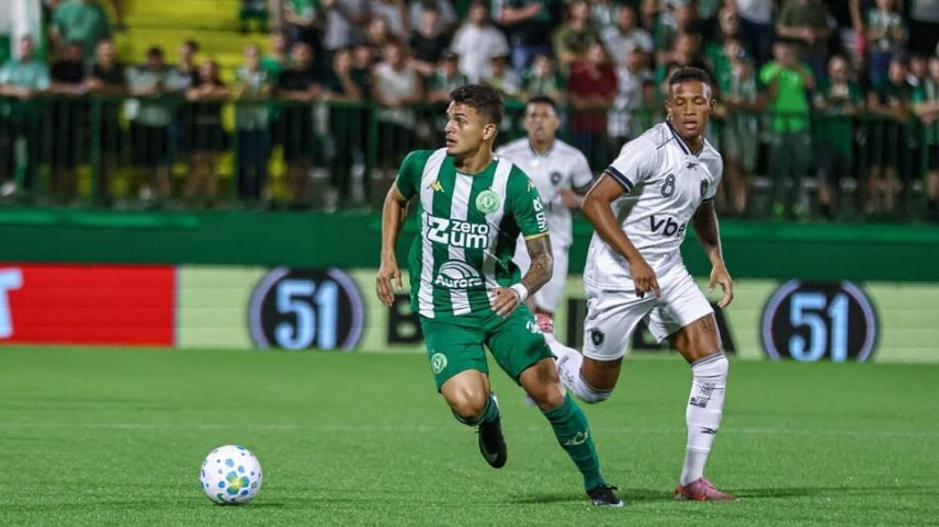 João Vitor em duelo contra Botafogo (Foto: Rafael Bressan/ACF)