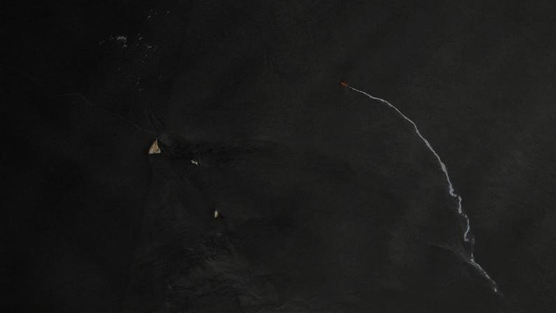 Uma imagem de satélite mostra um rastro branco saindo de uma embarcação identificada por TankerTrackers.com como o M.V. Barakah, no Estreito de Ormuz, próximo à Província de Musandam, Omã, 9 de maio de 2026