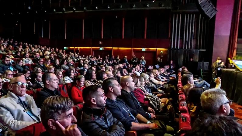 Teatro em Porto Alegre ficou lotado para as discussões sobre o empreendedorismo para o público 40+ (Divulgação)