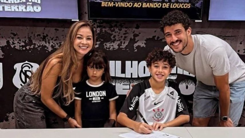 Bernardo Henrique assinou contrato de iniciação desportiva com o Corinthians (Foto: Reprodução/Instagram)