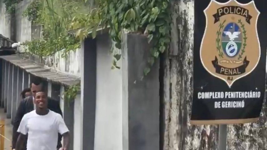 MC Poze do Rodo saindo do Complexo Penitenciário de Gericinó, em Bangu